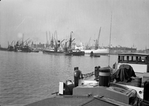 836611 Afbeelding van schepen in de haven te Rotterdam.